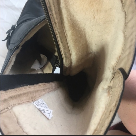 Black leather Ugg boots used- great condition 8 US - Picture 3 of 3